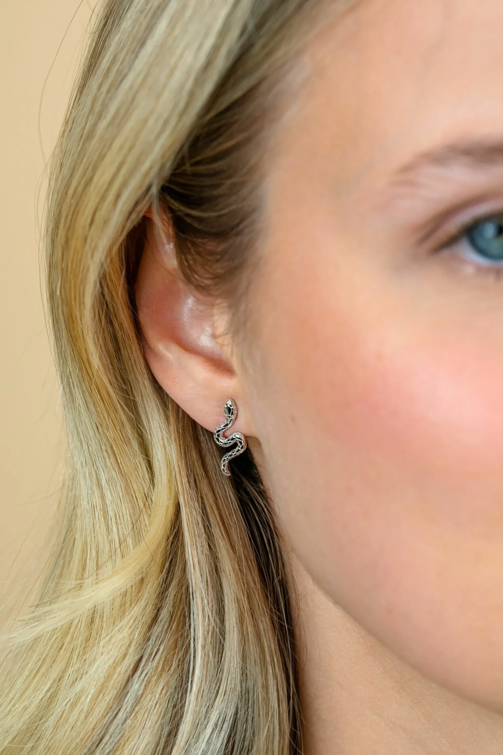 18mm ZINZI zilveren oorstekers slang met zirkonia-ogen ZIO2721