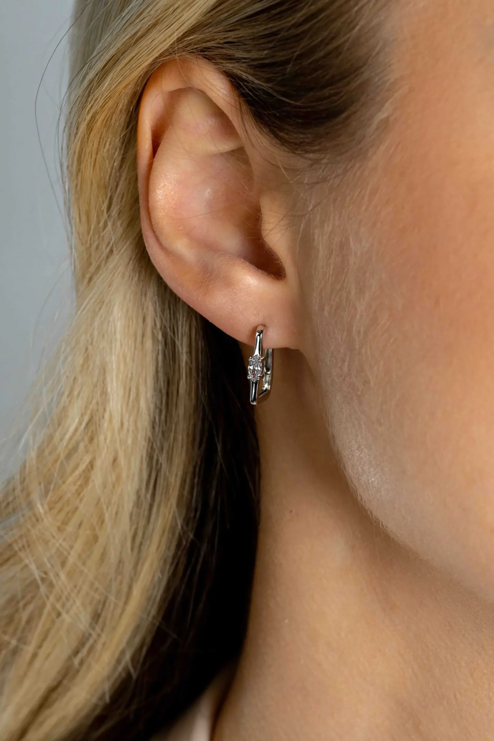 15mm ZINZI zilveren rechthoekige oorringen ovale witte zirconia met luxe klapsluiting 15mm x 2mm vierkante buis ZIO2448