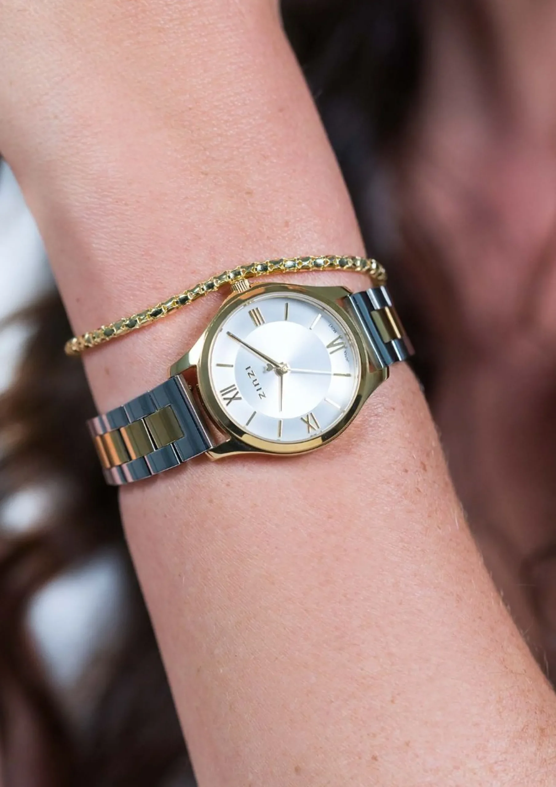 ZINZI Classy Mini horloge 30mm zilverkleurige wijzerplaat goudkleurige stalen kast en bicolor band ziw1233