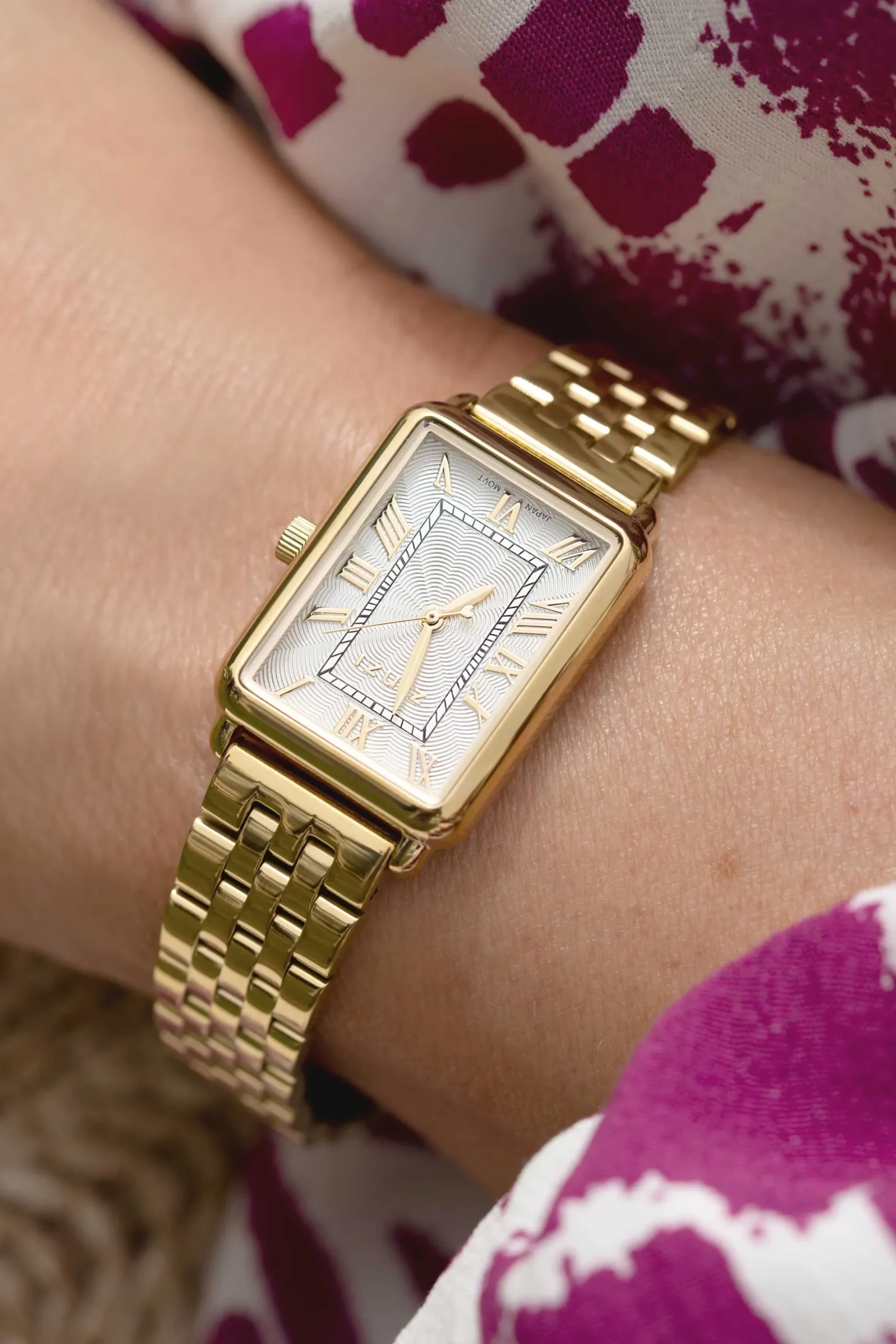 ZINZI Elegance bicolor horloge witte wijzerplaat en rechthoekige goudkleurige kast en geel vergulde stalen schakelband 28mm extra dun ZIW1907GB