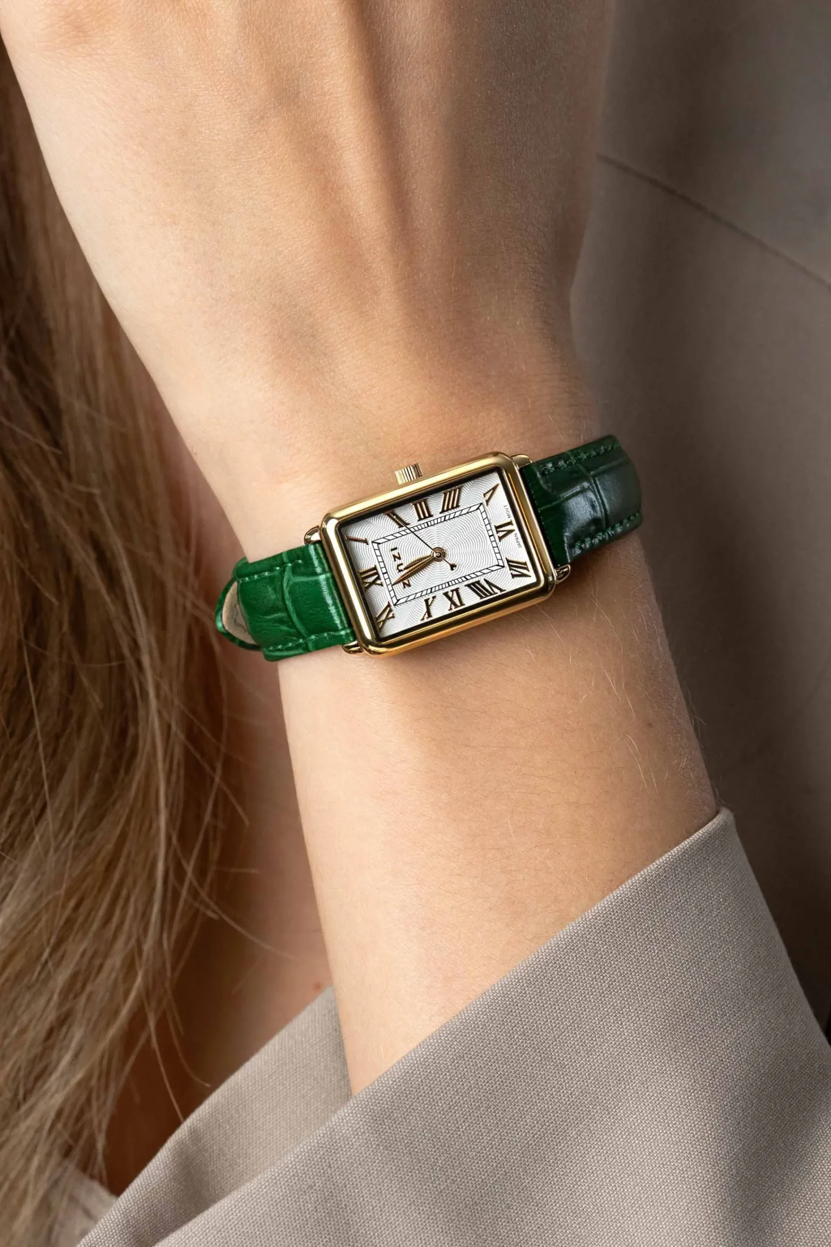 ZINZI Elegance bicolor horloge witte wijzerplaat en rechthoekige goudkleurige kast en groene leren band 28mm extra dun ZIW1907G
