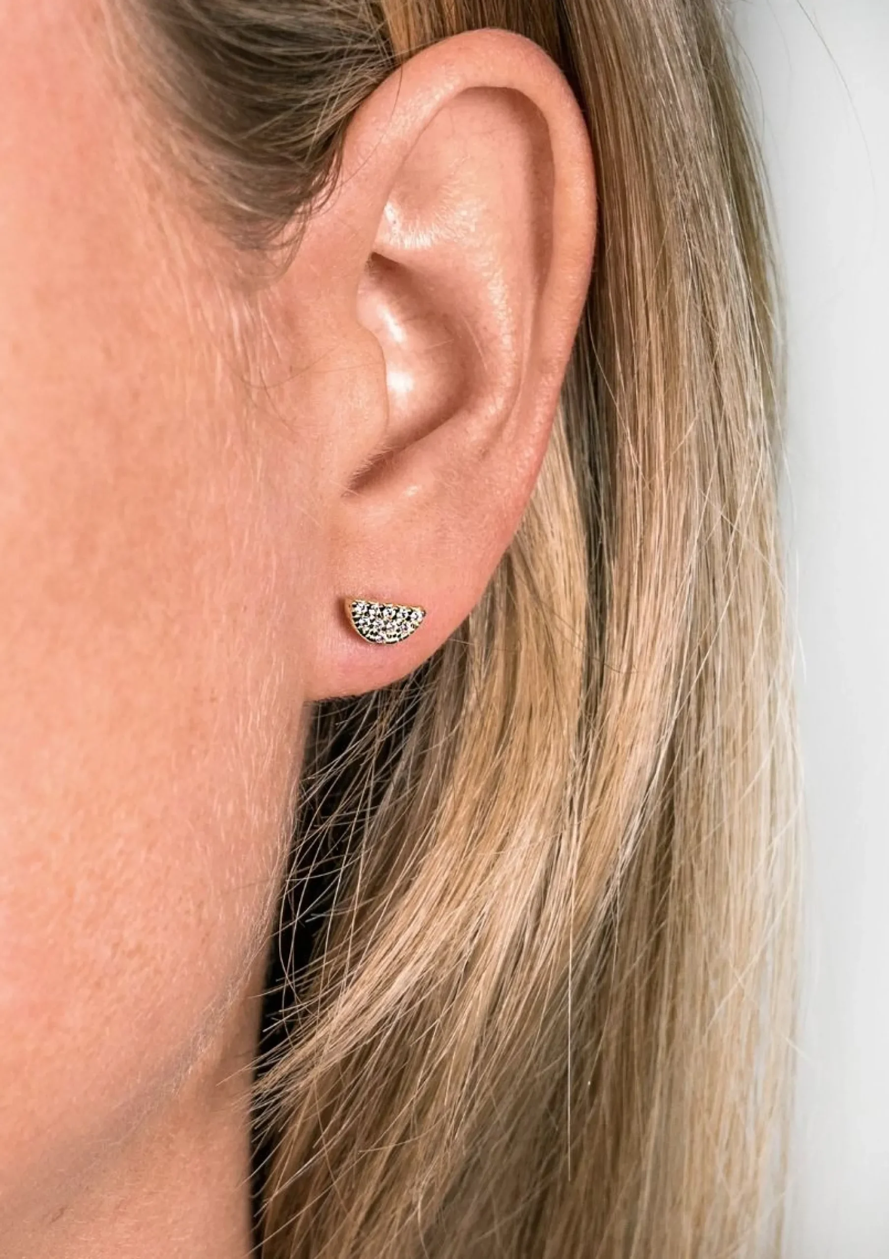 ZINZI Gold 14 karaat gouden oorknoppen halve maan wit zirconia ZGO220
