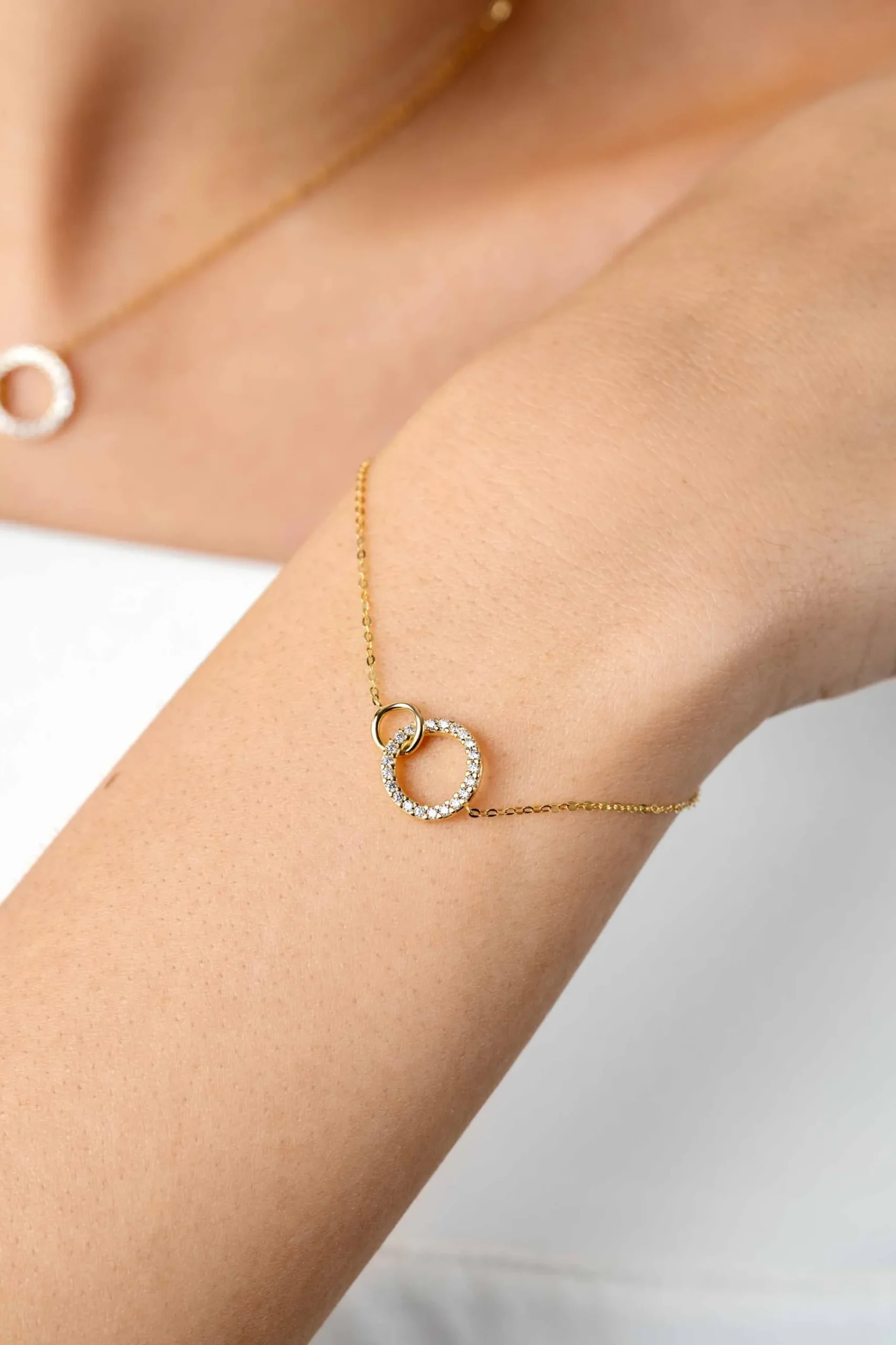 ZINZI Gold 14 krt gouden armband met twee open rondjes, mooi met elkaar verbonden. Het groter rondje (11mm) is bezet met witte zirconia's 16,5-19,5cm ZGA460