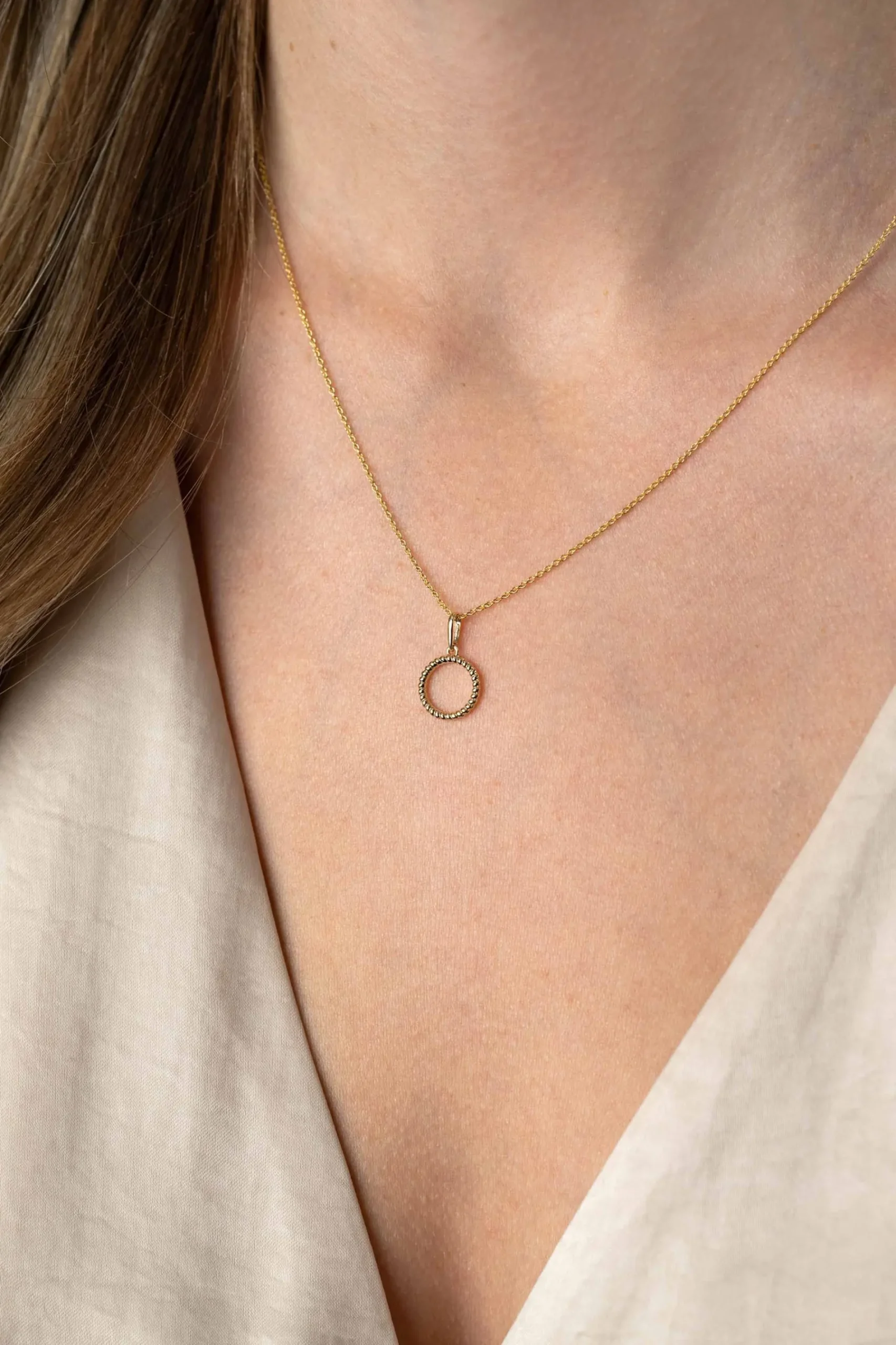 ZINZI Gold 14 krt gouden hanger met open ronde vorm 10mm, met gedraaide buis ZGH400 (zonder collier)