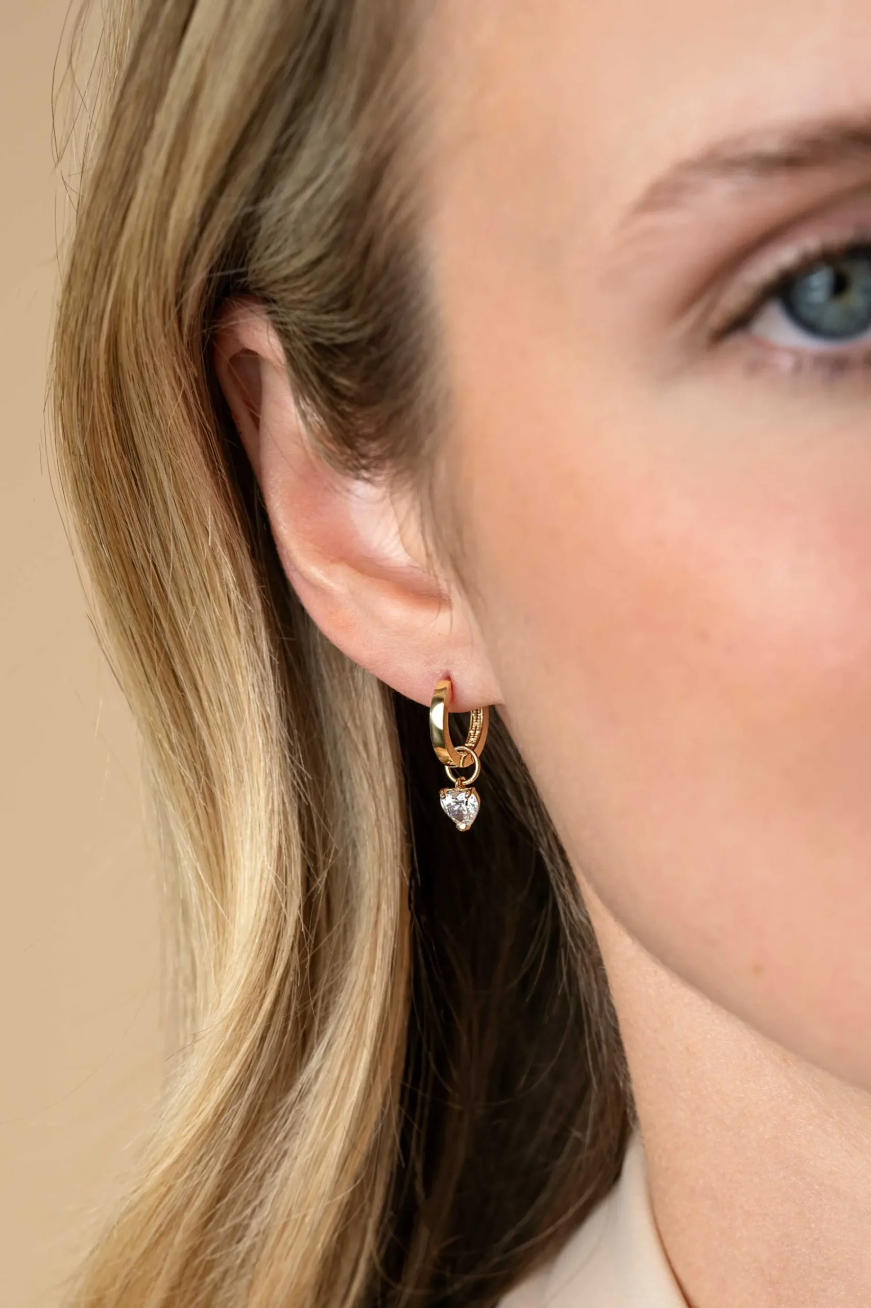 ZINZI Gold 14 krt gouden oorbedels in hartvorm bezet met witte zirconia 5mm ZGCH422 (zonder oorringen)