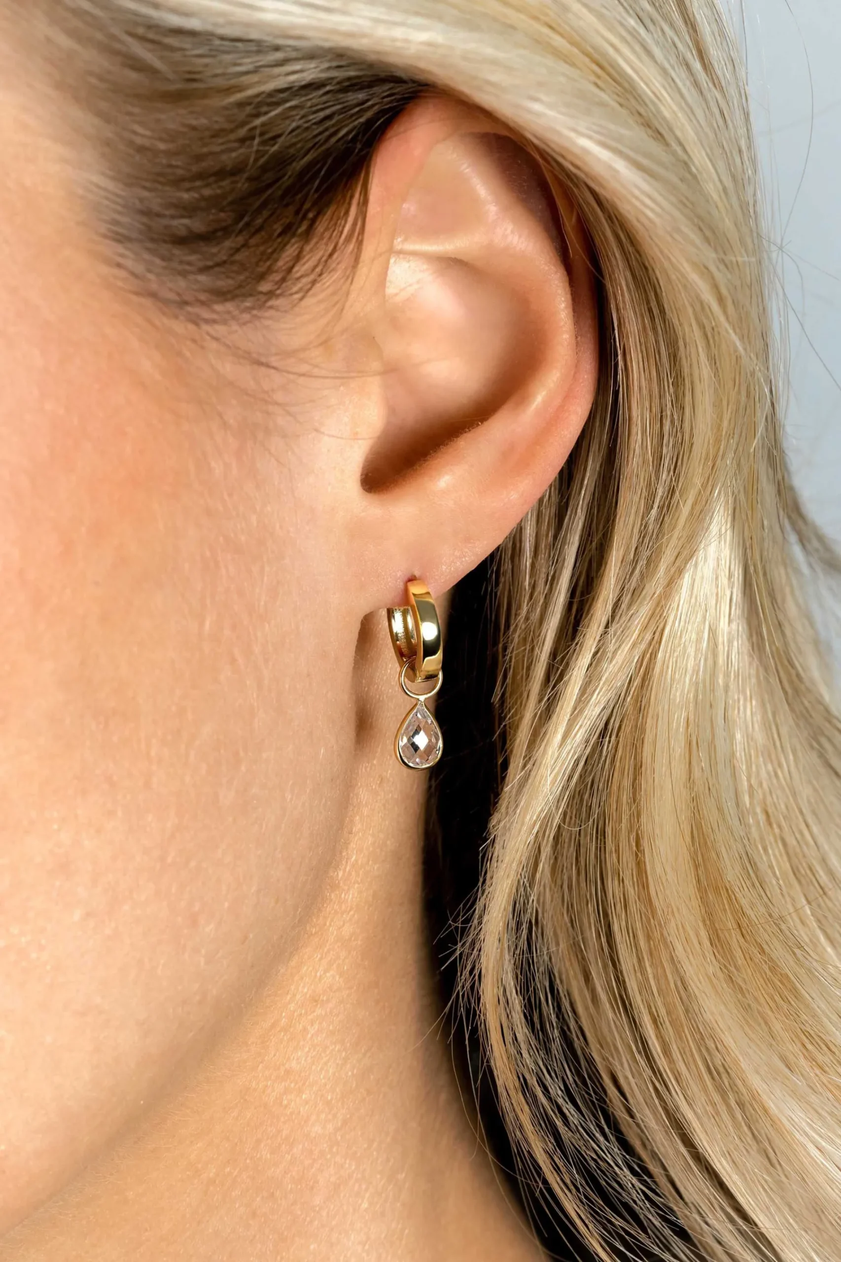ZINZI Gold 14 krt gouden oorbedels in peervorm bezet met witte zirconia 7mm ZGCH390 (zonder oorringen)