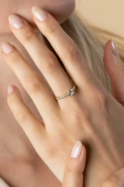 ZINZI Gold 14 krt gouden ring met witte zirconia's in de scheen en opvallende ronde zetting in het midden ZGR463