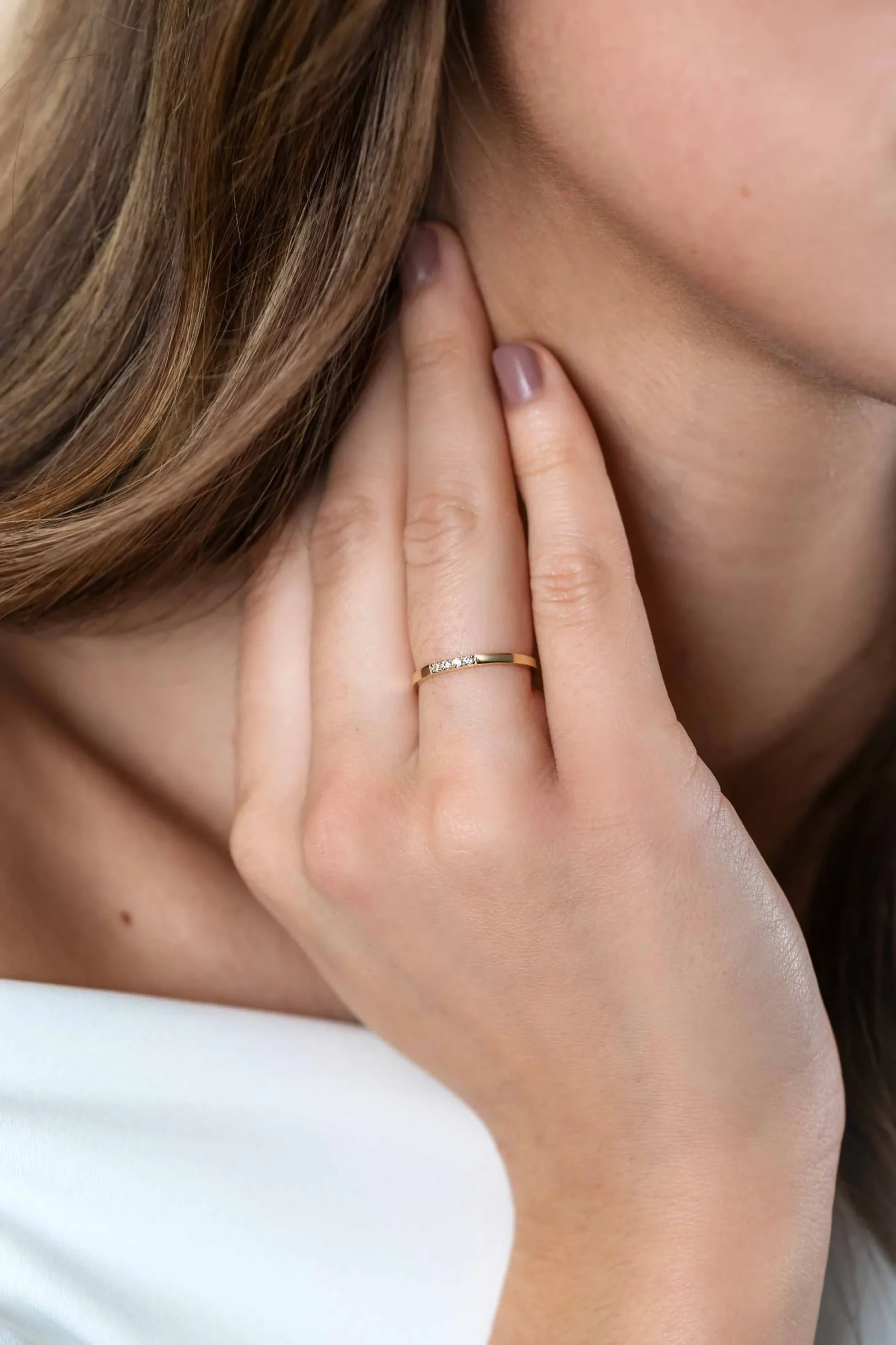 ZINZI Gold 14 krt gouden ring (1,7mm breed) bezet met vier witte zirconia's ZGR407