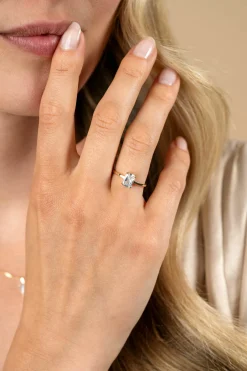 ZINZI Gold 14 krt gouden ring bezet met een rechthoekige witte zirkonia in vierpootzetting ZGR509
