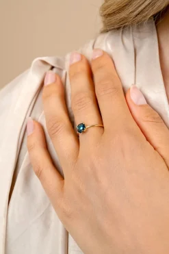 ZINZI Gold 14 krt gouden ring waarbij een Londen topaas (6mm) is gezet in een vierkante chatonzetting ZGR537