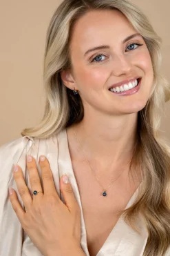 ZINZI Gold 14 krt gouden ring waarbij een Londen topaas (6mm) is gezet in een vierkante chatonzetting ZGR537