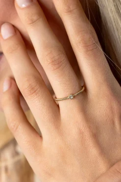 ZINZI Gold 14 krt gouden ring met gedraaide scheen en bezet met een ronde witte zirconia in bolletjes zetting van 3mm ZGR481