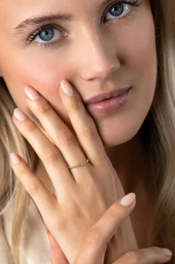 ZINZI Gold 14 krt gouden ring met gedraaide scheen en bezet met een ronde witte zirconia in bolletjes zetting van 3mm ZGR481