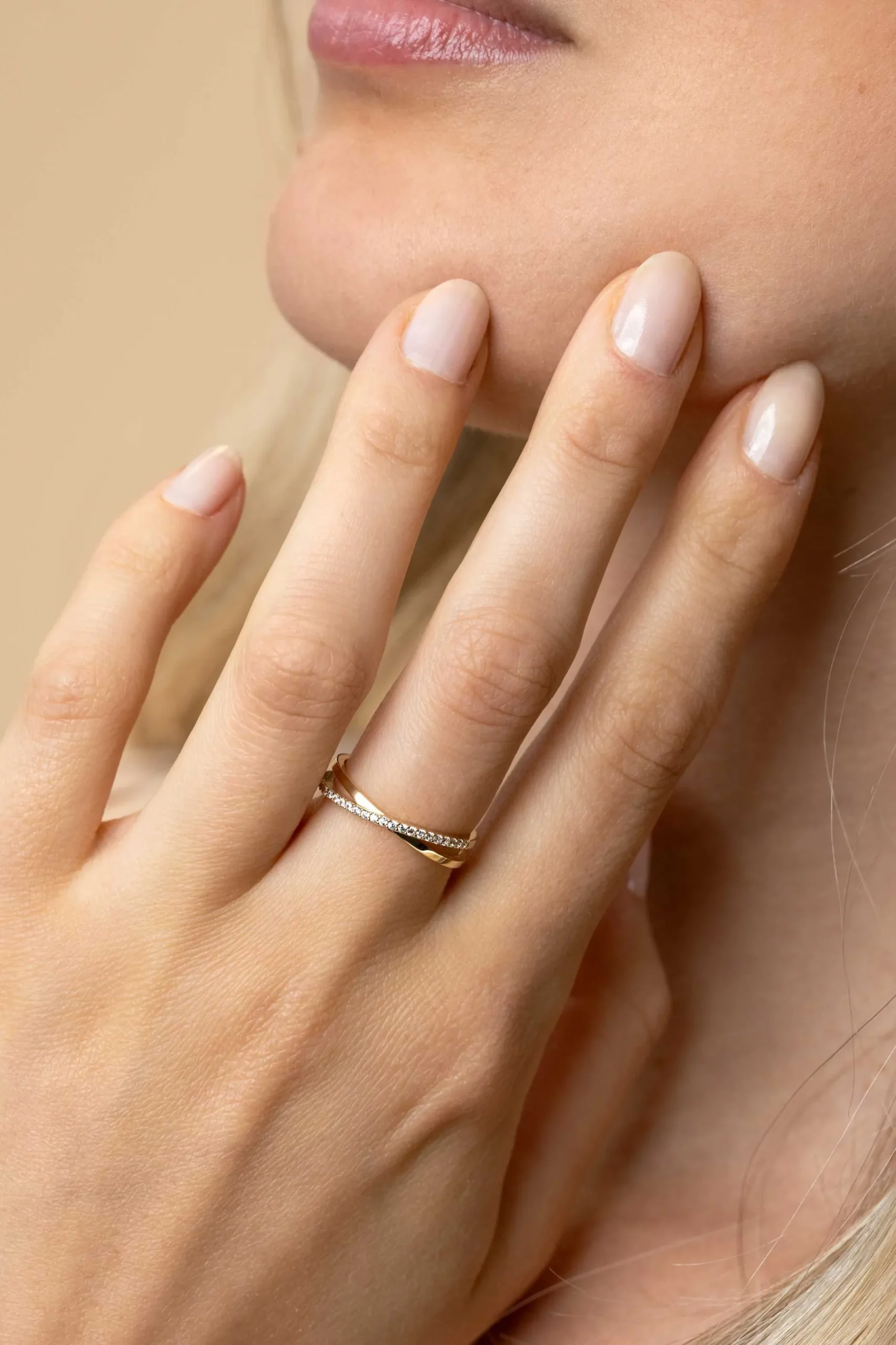 ZINZI Gold 14 krt gouden ring met cross-over design: glad en bezet met witte zirconia's ZGR469
