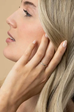 ZINZI Gold 14 krt gouden ring met cross-over design: glad en bezet met witte zirconia's ZGR469