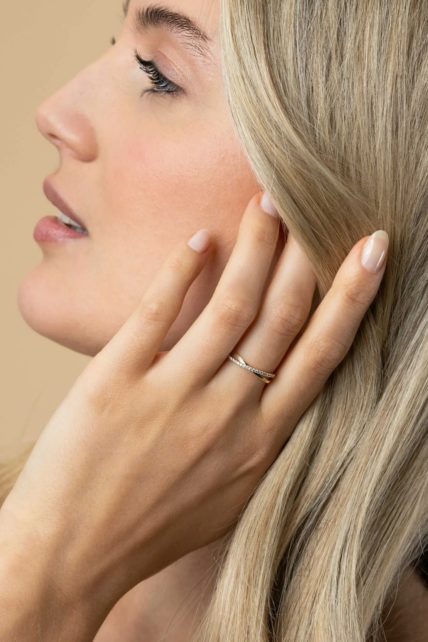 ZINZI Gold 14 krt gouden ring met cross-over design: glad en bezet met witte zirconia's ZGR469