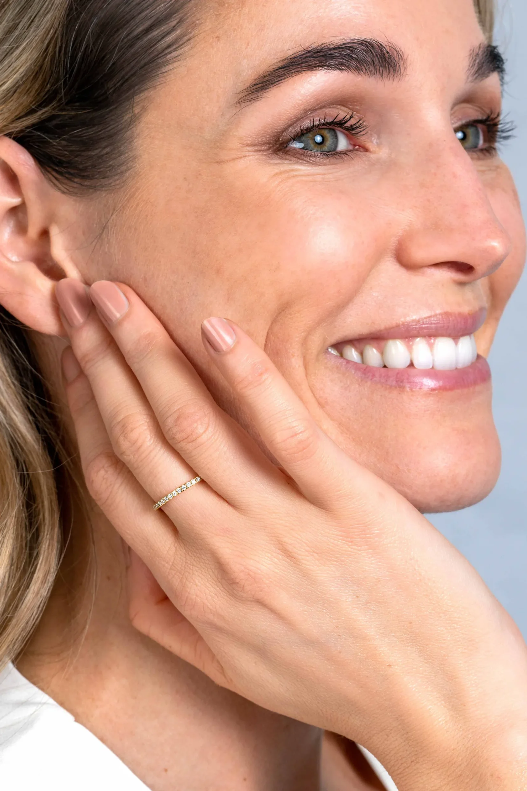 ZINZI Gold 14 krt gouden ring 1,7mm breed met 40 witte zirconia's gezet in railzetting ZGR373