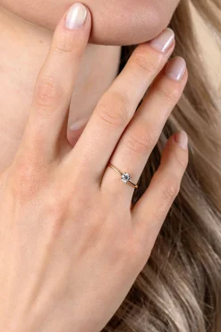 ZINZI Gold 14 krt gouden ring bezet met een ronde witte zirconia in vierpootszetting (4mm) ZGR385