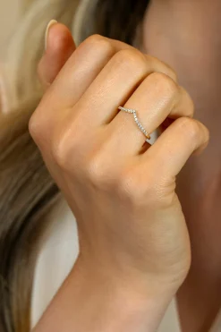 ZINZI Gold 14 krt gouden V-ring van 1,4mm breed en bezet met 20 witte zirconia's in chique railzetting ZGR374