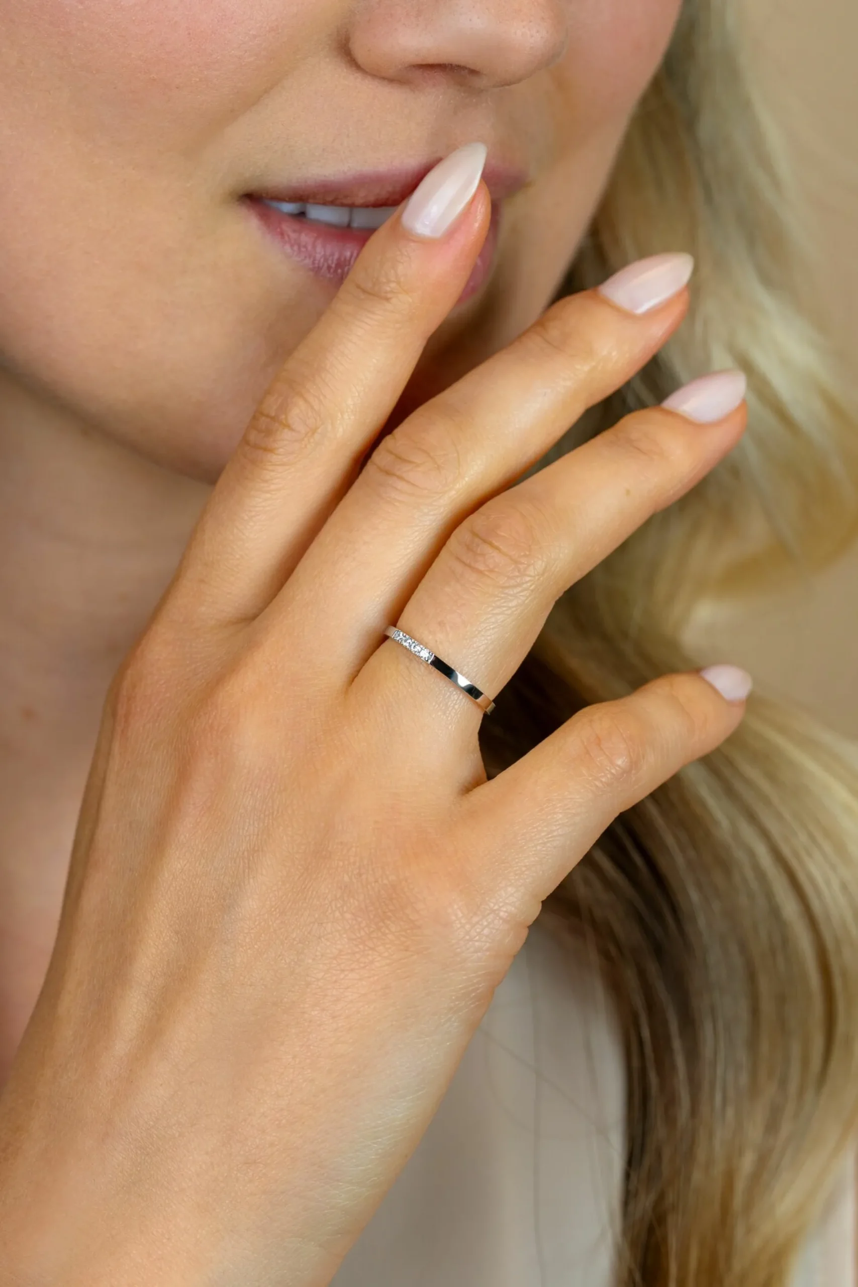 ZINZI Gold 14 krt witgouden ring (1,7mm breed) bezet met vier witte zirkonia's ZGR407W