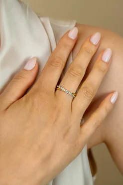 ZINZI gold plated zilveren cross-over ring, bezet met witte zirkonia’s ZIR2725Y