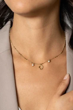 ZINZI gold plated zilveren fantasie ketting met kleine bolletjes, twee bungelende witte pareltjes en organische open vorm in het midden 42-45cm ZIC2405