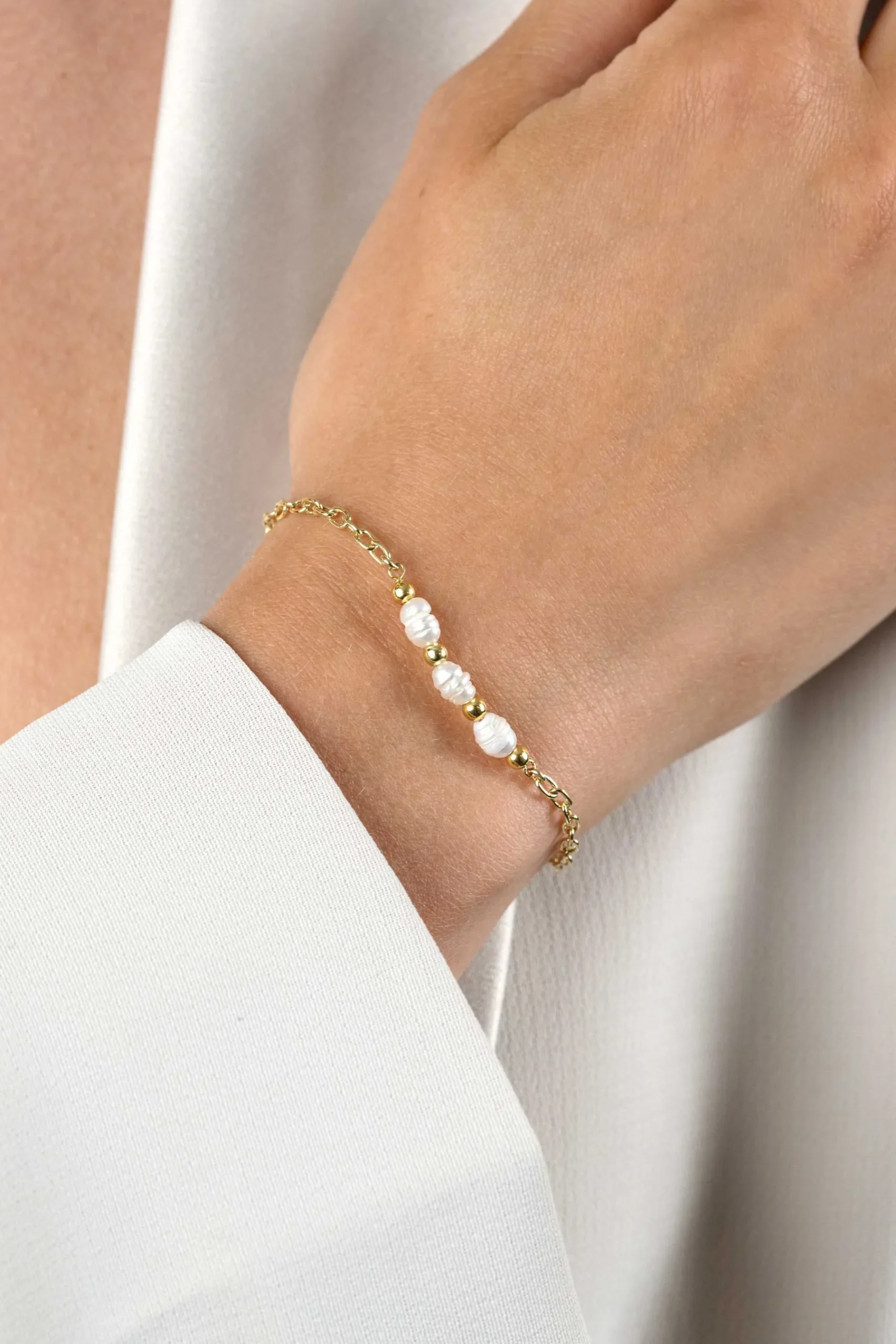 ZINZI gold plated zilveren schakelarmband met drie witte natuurlijk gevormde zoetwaterparels in het midden 17-19cm ZIA2643