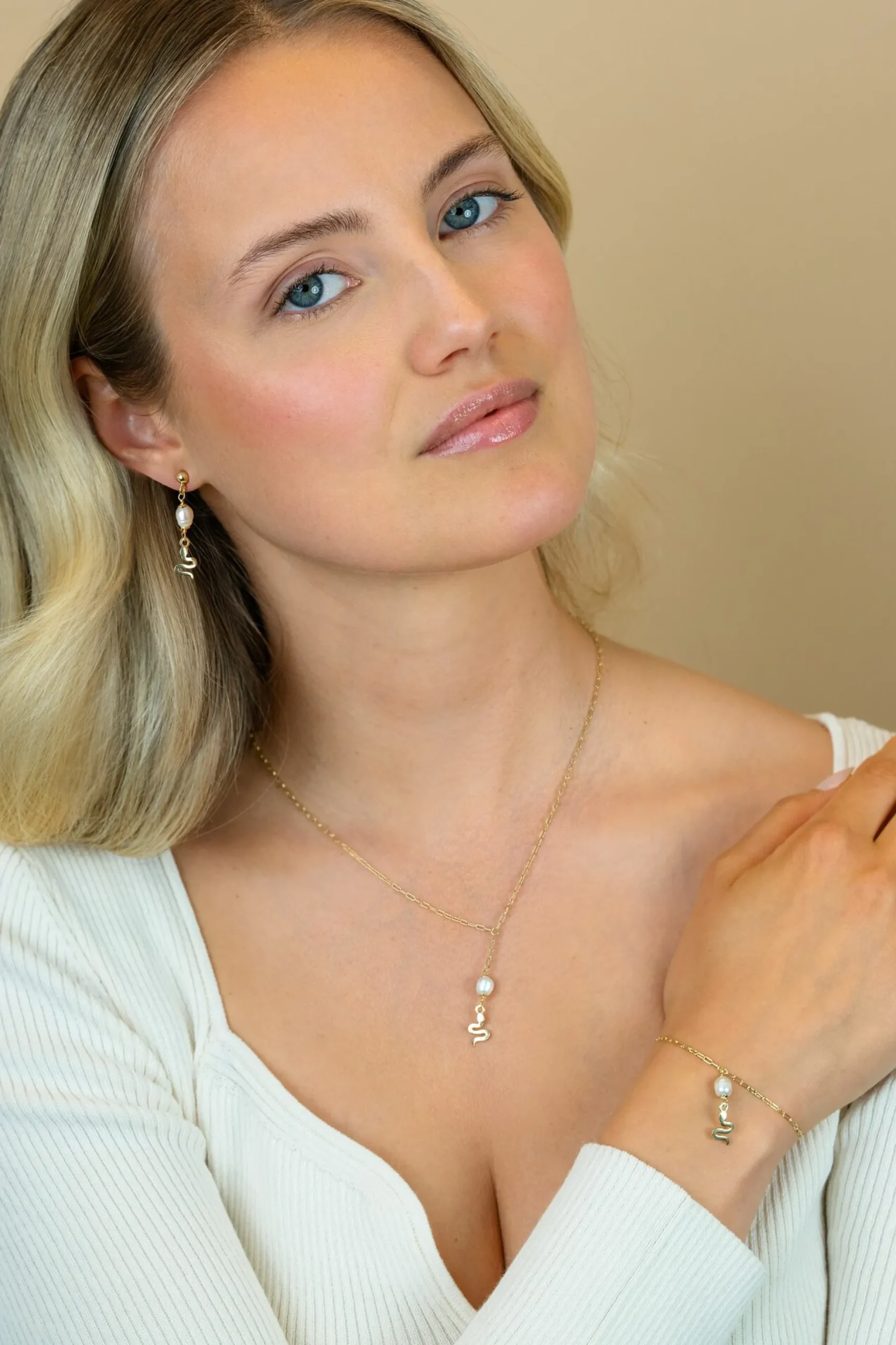 ZINZI gold plated zilveren paperclip Y-collier met witte zoetwaterparel en slang ZIC2761