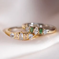 ZINZI gold plated zilveren ring met zettingen in peer, rechthoek en driehoeksvorm bezet met witte en groene kleurstenen ZIR2630G