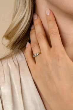 ZINZI gold plated zilveren ring met zettingen in peer, rechthoek en driehoeksvorm bezet met witte en groene kleurstenen ZIR2630G