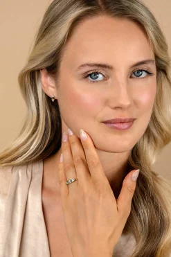 ZINZI gold plated zilveren ring met zettingen in peer, rechthoek en driehoeksvorm bezet met witte en groene kleurstenen ZIR2630G