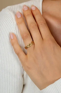 ZINZI gold plated zilveren ring (5mm breed) met een gevlochten Infinity teken in lijnen motief ZIR2684