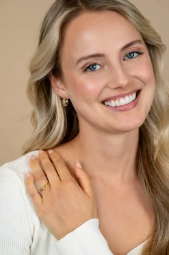 ZINZI gold plated zilveren ring (5mm breed) met een gevlochten Infinity teken in lijnen motief ZIR2684