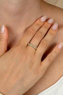 ZINZI gold plated zilveren ring (4mm breed) bezet met witte zirkonia's ZIR2686Y