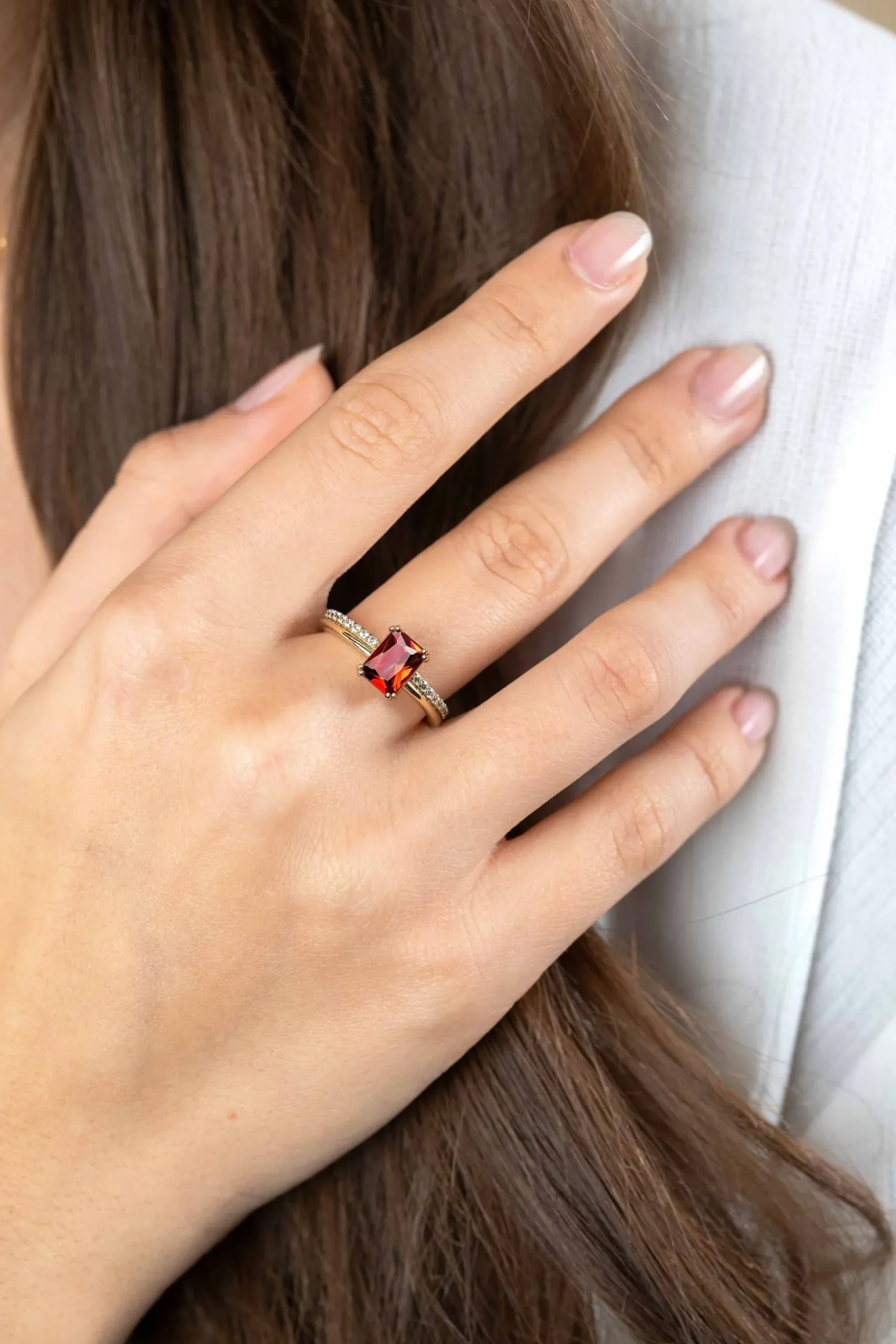 ZINZI gold plated zilveren luxe ring met rechthoekige rood granaat kleursteen in een vierpoots-zetting. De scheen heeft een multilook uitstraling ZIR2392R