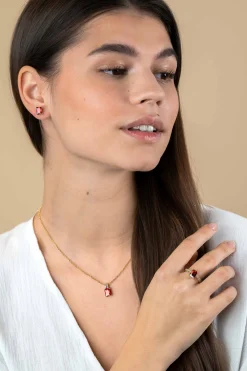 ZINZI gold plated zilveren luxe ring met rechthoekige rood granaat kleursteen in een vierpoots-zetting. De scheen heeft een multilook uitstraling ZIR2392R