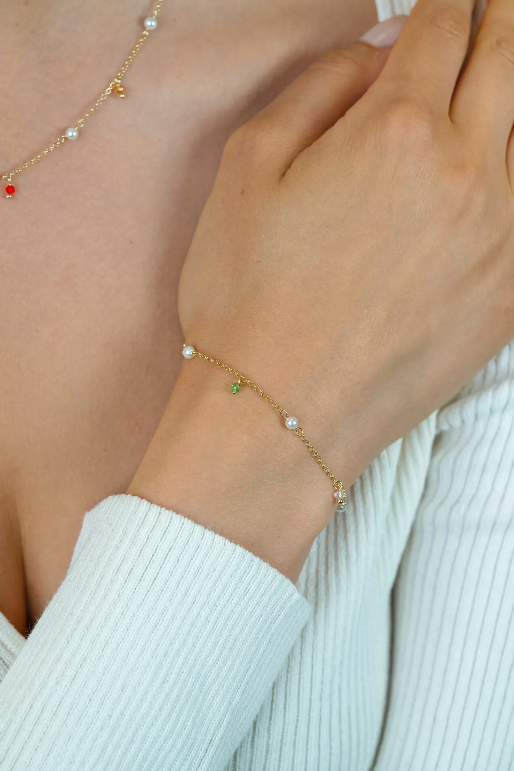 ZINZI gold plated zilveren armband met witte parels en bungelende beads (5,5 mm) in frisse kleuren 17-20cm ZIA2705G