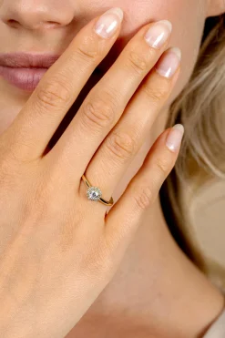 ZINZI gold plated zilveren entourage verlovingsring bezet met witte zirkonia's en klein hartje aan de zijkant ZIR2697Y