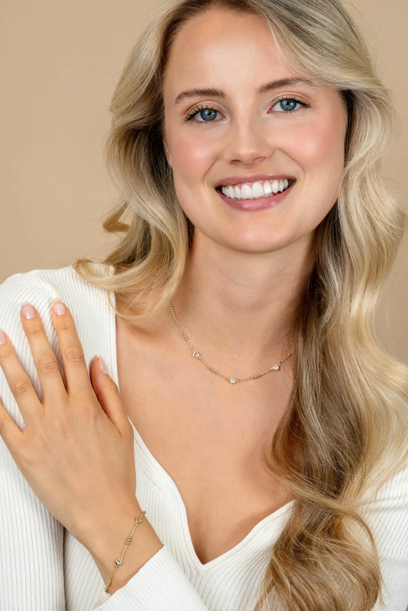 ZINZI gold plated zilveren schakelketting met trio-bolletjes en drie hartvormige witte zirkonia's 40-45cm ZIC2679