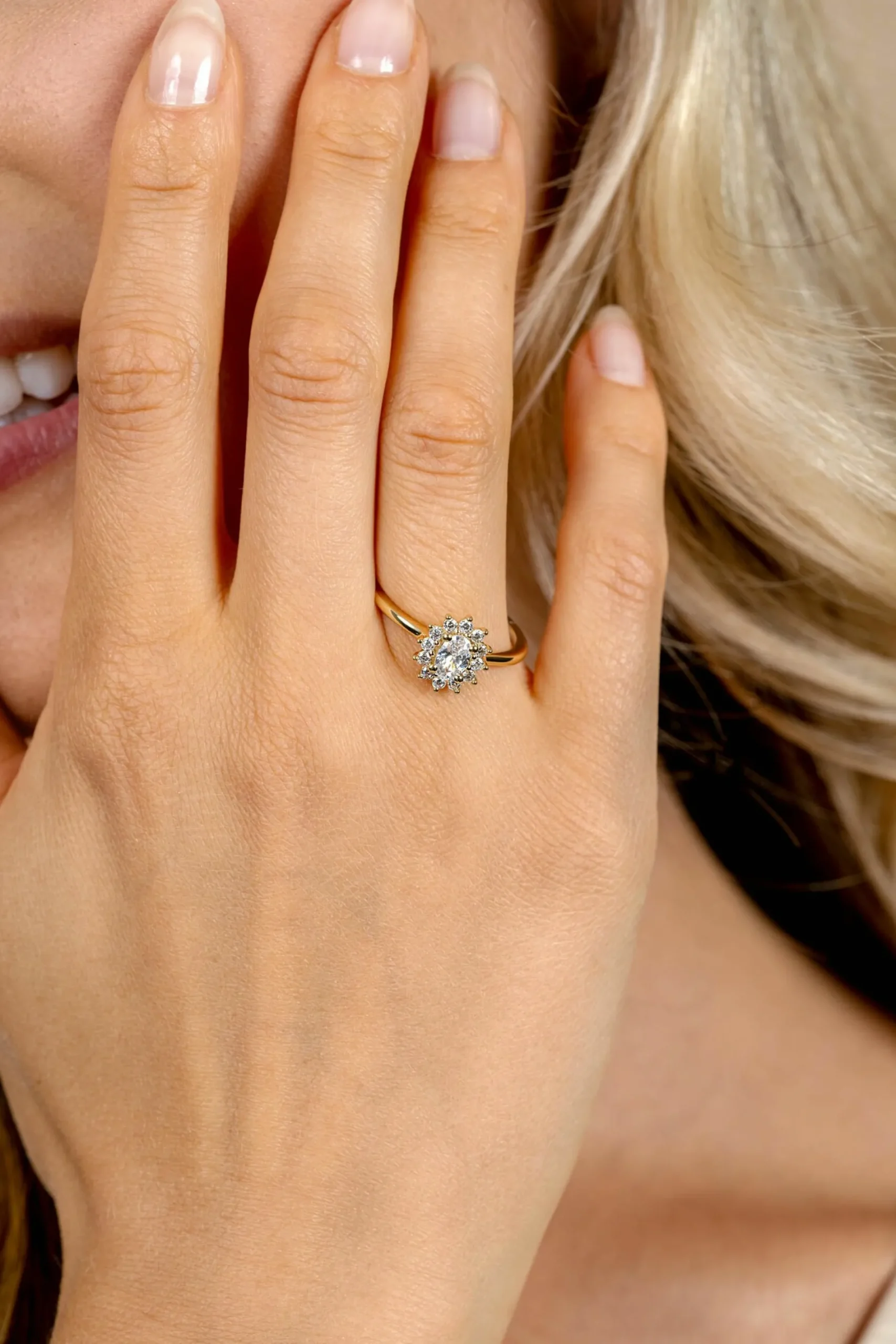 ZINZI gold plated zilveren entourage verlovingsring met een grote ovale witte zirkonia (11mm) en klein hartje aan de zijkant ZIR2699Y