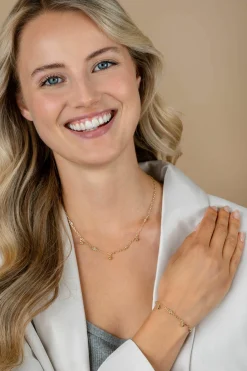 ZINZI gold plated zilveren schakelketting met vier witte zirkonia's en 3 ronde bolletjes, gelijkmatig verdeeld over de ketting 42-45cm ZIC2658