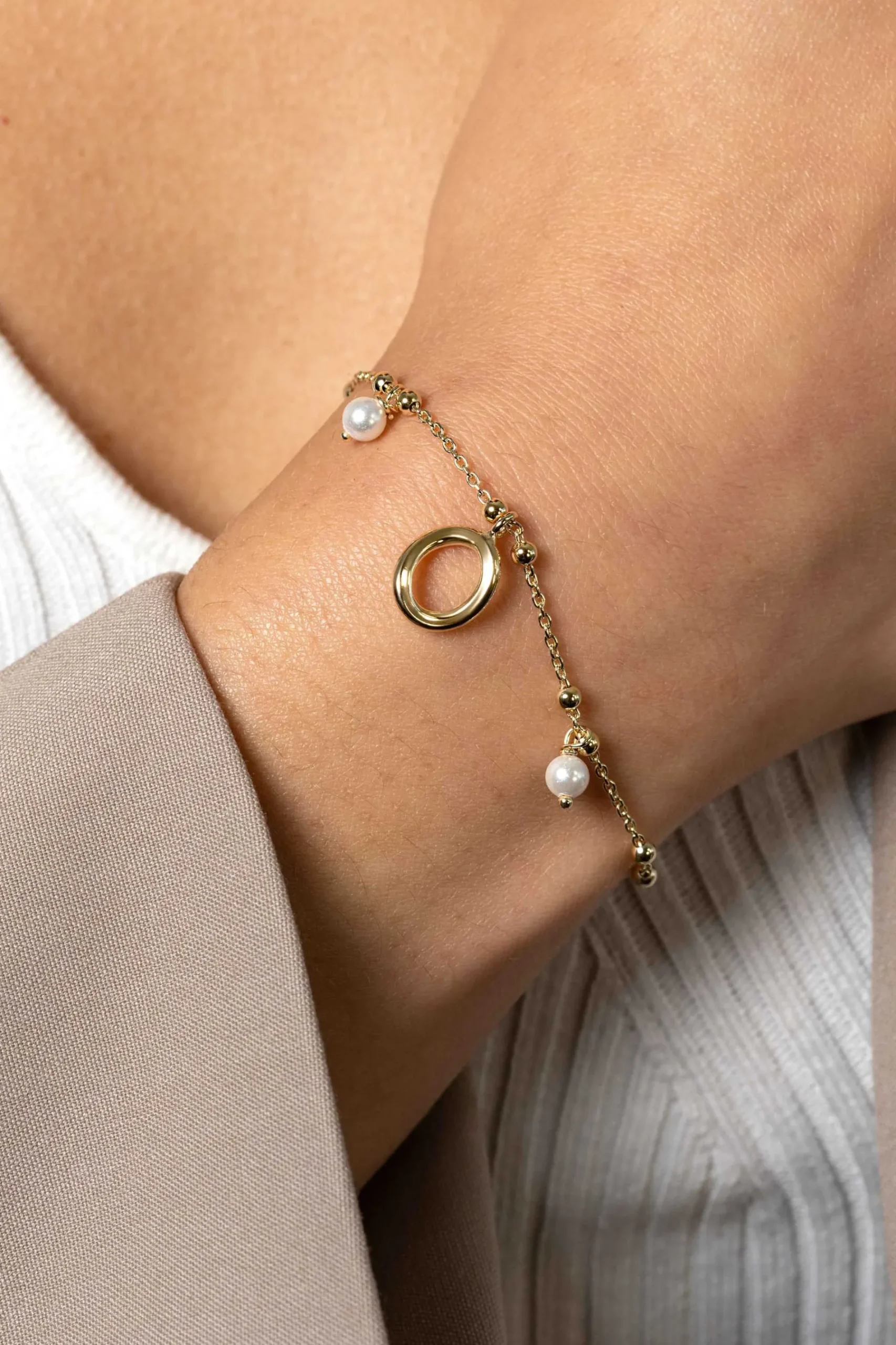 ZINZI gold plated zilveren fantasie armband met 15 kleine bolletjes, twee bungelende witte pareltjes en met speelse organische open vorm in het midden 17-20cm ZIA2405