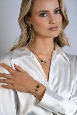 ZINZI gold plated zilveren lange oorhangers 50mm, bezet met twee ronde zwarte zirconia's en een grotere ovale groene kleursteen ZIO2389