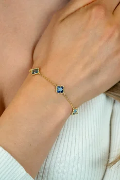 ZINZI gold plated zilveren schakel armband met twee lichtblauwe klavers en een donkerblauwe klaver in het midden 17-20cm ZIA2662B