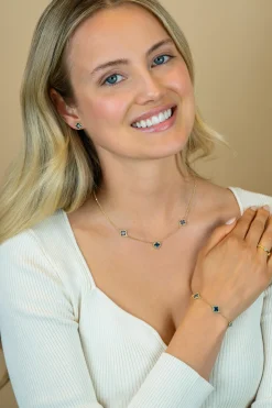 ZINZI gold plated zilveren schakel armband met twee lichtblauwe klavers en een donkerblauwe klaver in het midden 17-20cm ZIA2662B