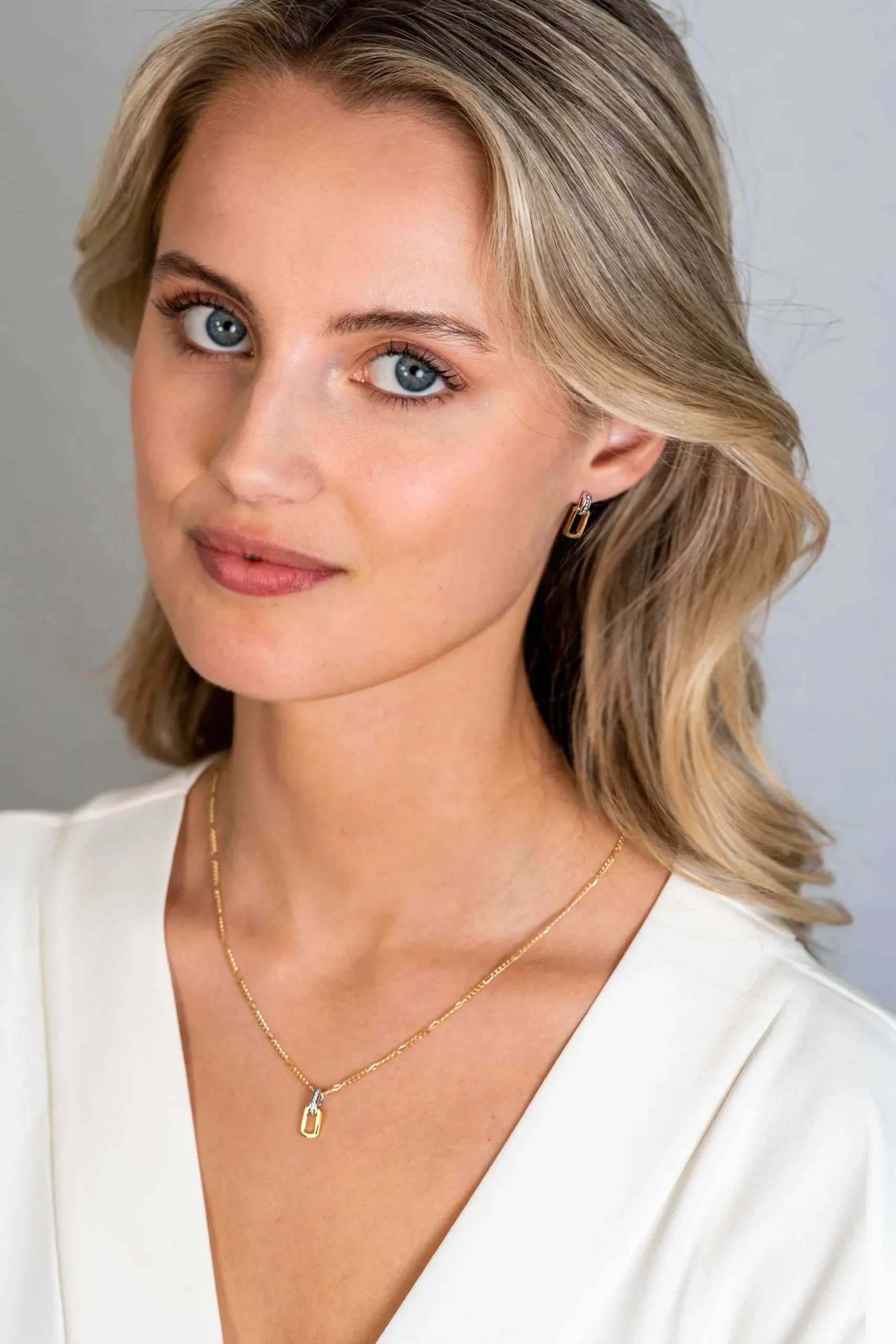 ZINZI gold plated zilveren ovale hanger 16mm met luxe hangoog bezet met witte zirconia's ZIH2297 (zonder collier)
