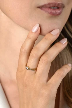 ZINZI gold plated zilveren multilook ring met ronde kastzetting van 5mm en twee banen. Bezet met witte zirconia's ZIR2625
