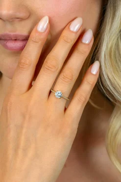 ZINZI gold plated zilveren verlovingsring met een grote ronde witte zirkonia (6,5mm) in vierpootszetting en klein hartje aan de zijkant ZIR2696Y