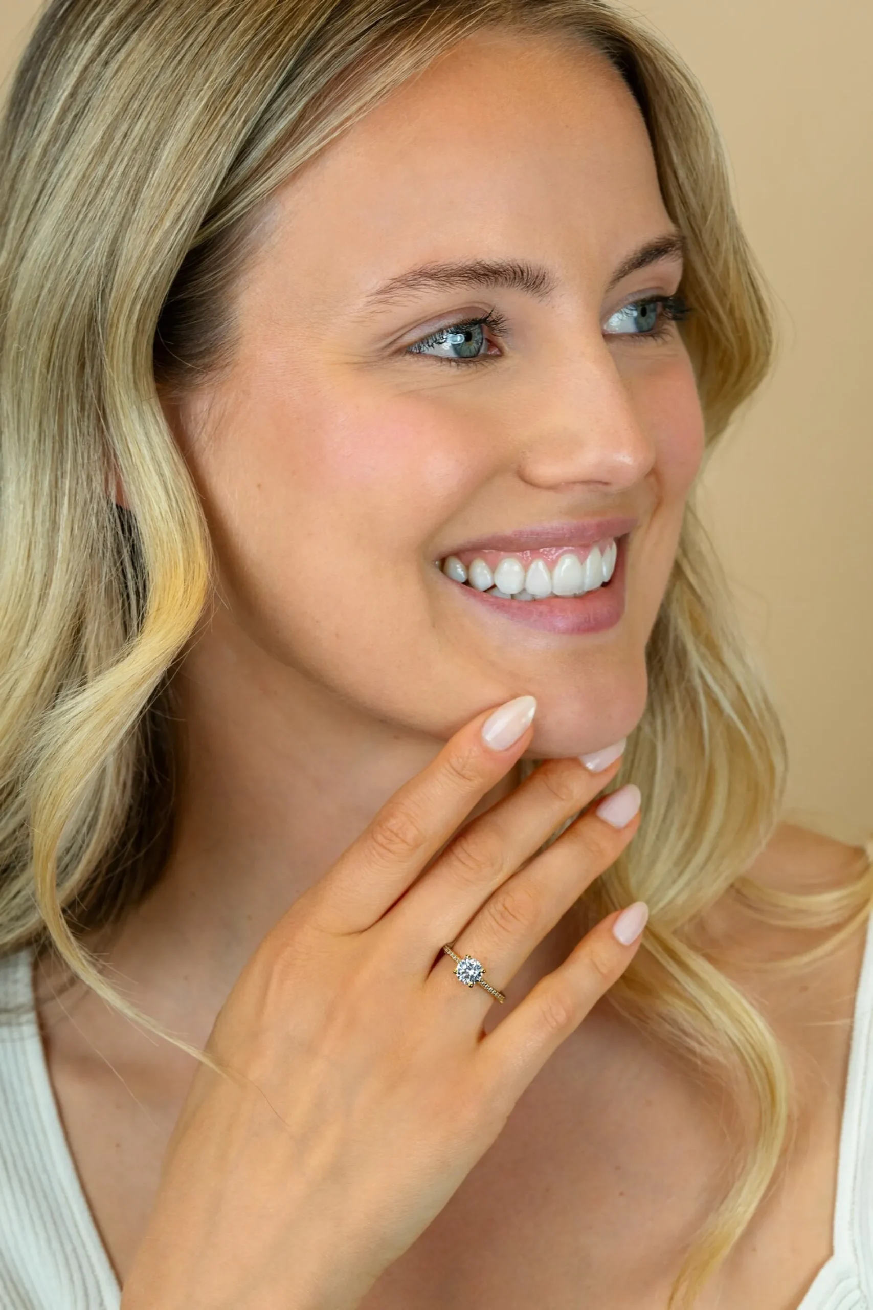 ZINZI gold plated zilveren verlovingsring met een grote ronde witte zirkonia (6,5mm) in vierpootszetting en klein hartje aan de zijkant ZIR2696Y