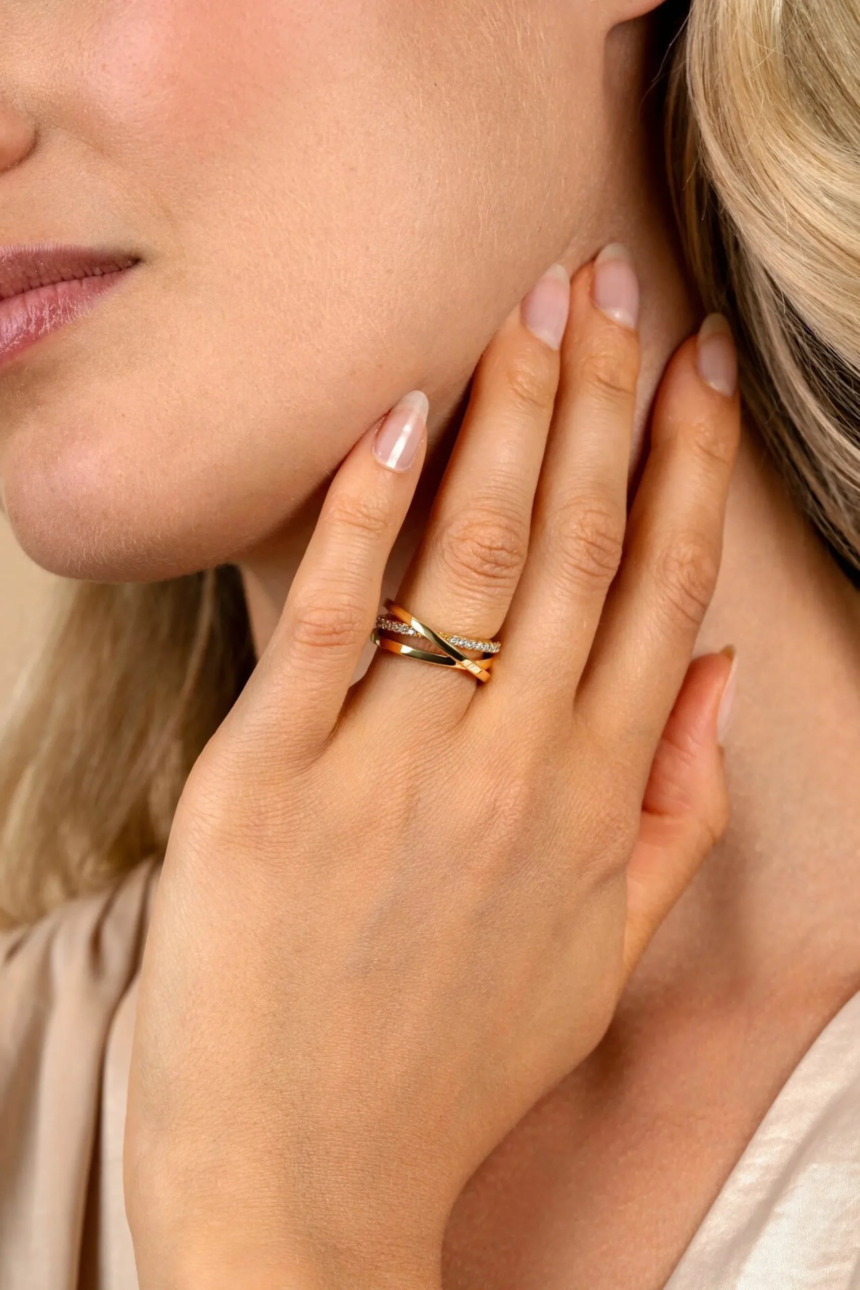 ZINZI gold plated zilveren luxe cross-over ring glad met witte zirconia's ZIR1774Y